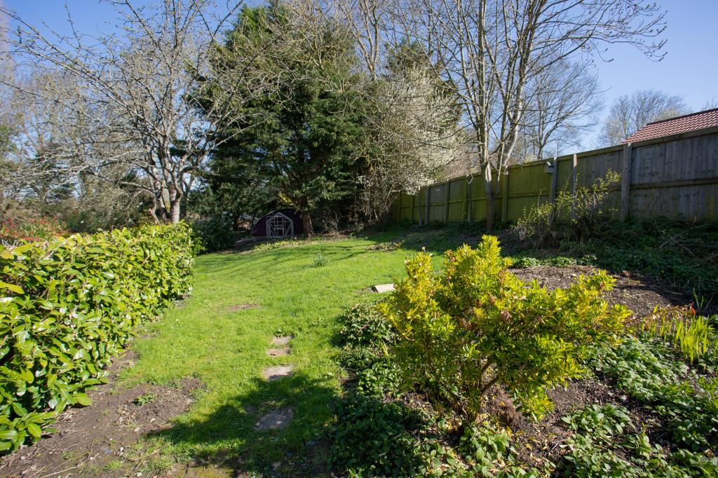 Lot: 21 - DETACHED COTTAGE WITH POTENTIAL - General photo of the rear garden